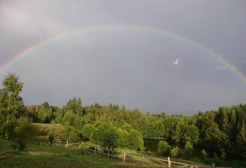 Aamiaismajoitus (B&B) Chambre Merisier Dans Une Ferme Avec étang Privé Au Coeur De La Région Des Mille étangs, Faucogney E