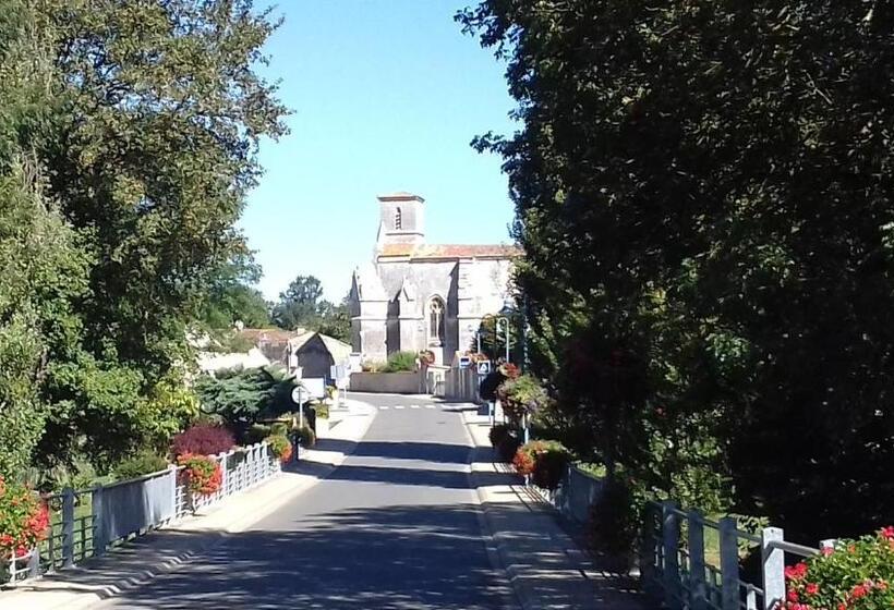 مبيت وإفطار Varzay Autour Du Puits