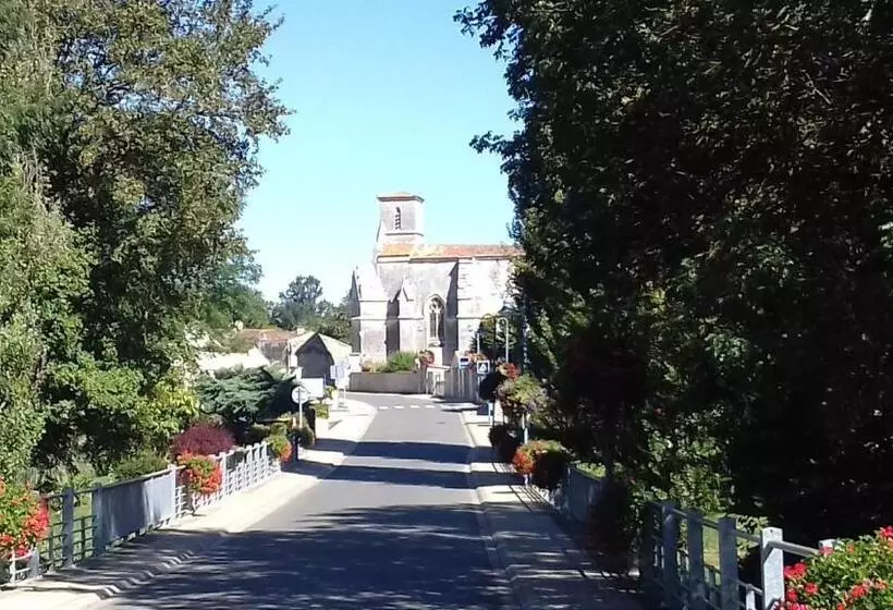 ベッドアンドブレックファースト Varzay Autour Du Puits