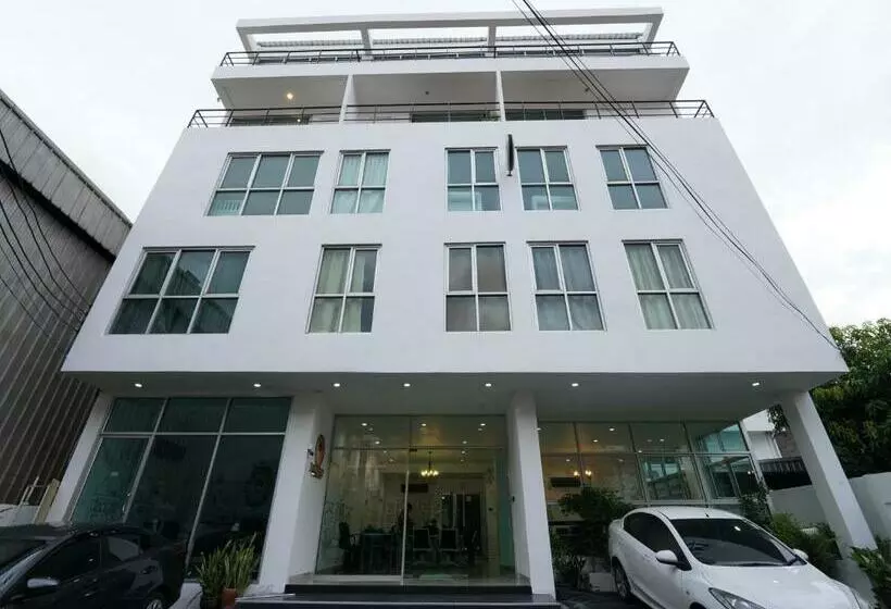 هتل Roomquest Bangkok Sukhumvit 50