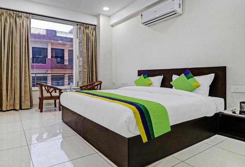 בית מלון כפרי Treebo Kamron Regency Sector 80