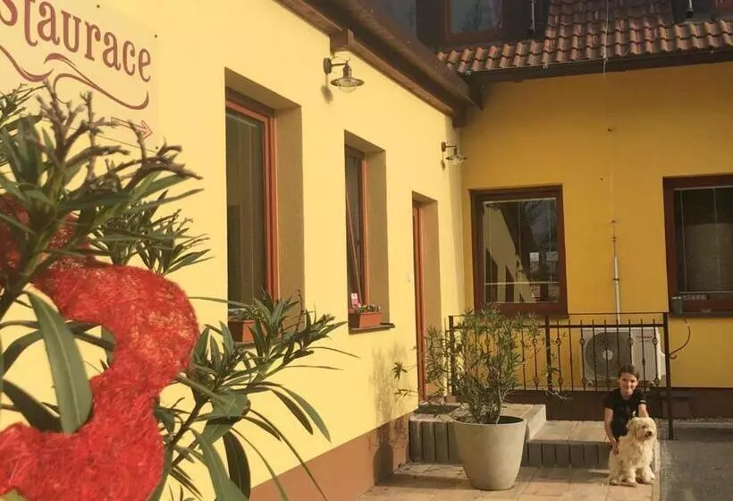 Majatalo Penzion Zlatovláska U Zámku červená Lhota