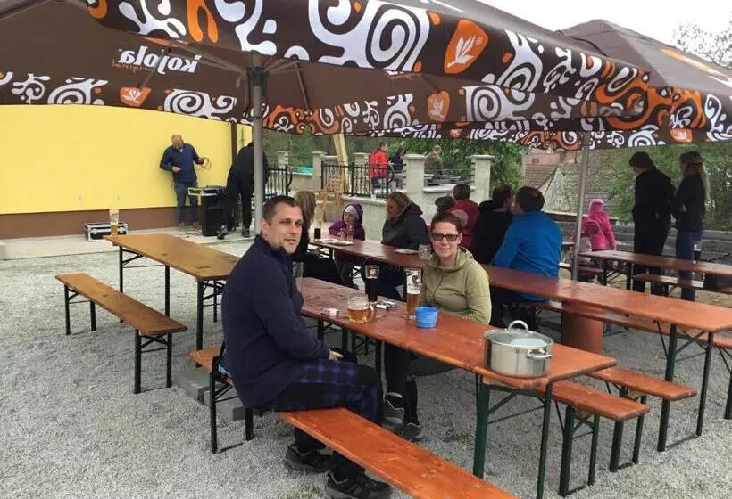 Majatalo Penzion Zlatovláska U Zámku červená Lhota