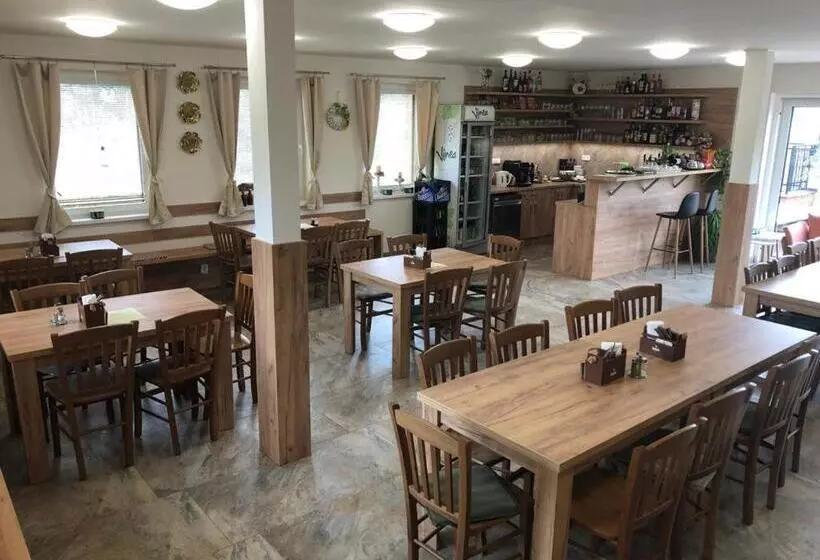 Majatalo Penzion Zlatovláska U Zámku červená Lhota