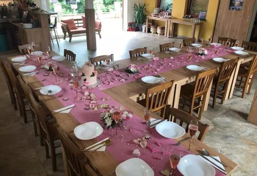 Majatalo Penzion Zlatovláska U Zámku červená Lhota