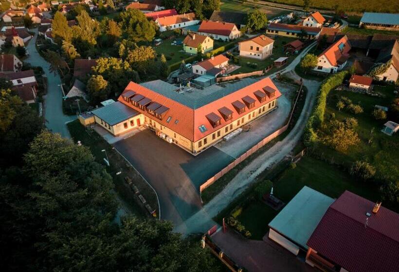 펜션 Penzion Zlatovláska U Zámku červená Lhota