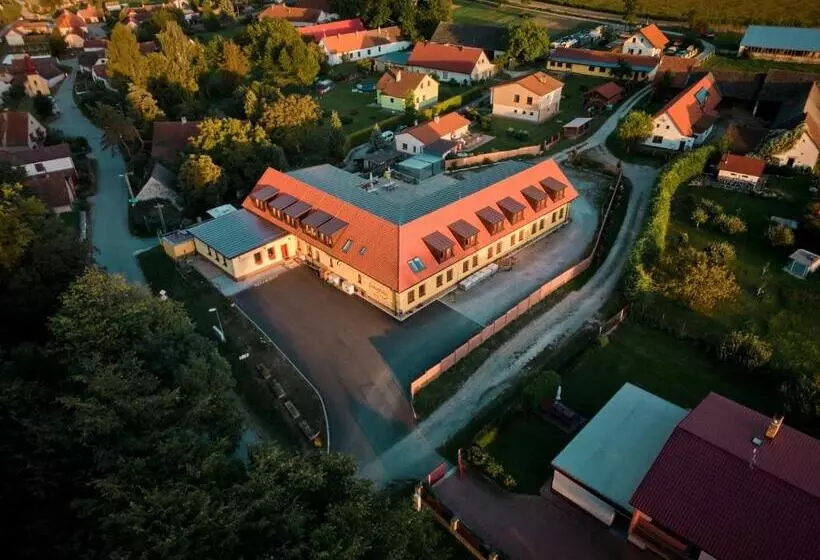 Majatalo Penzion Zlatovláska U Zámku červená Lhota