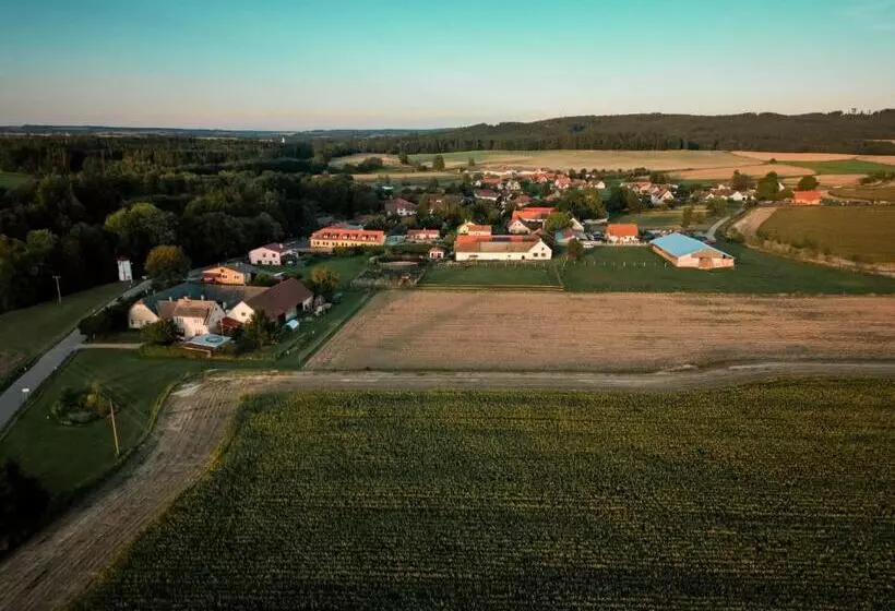 Majatalo Penzion Zlatovláska U Zámku červená Lhota