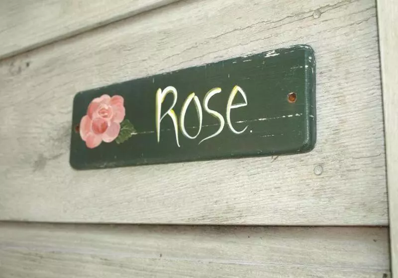 צימר Grafton Cottage & Chalets