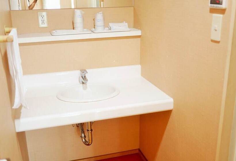 Hiroshima Peace Hotel   Hostel