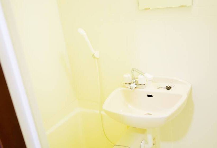 Hiroshima Peace Hotel   Hostel