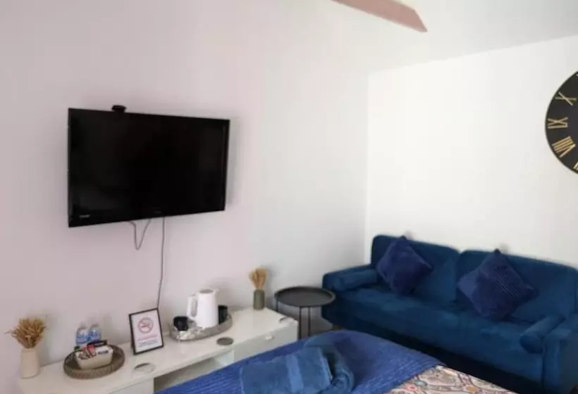 Отель Kirkstead Guest House