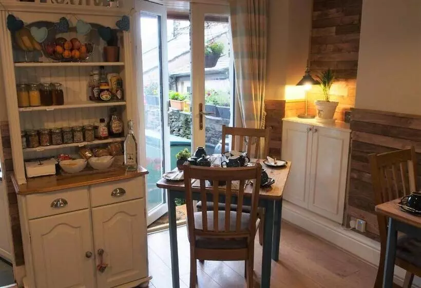 هتل Montfort Cottage Guest House