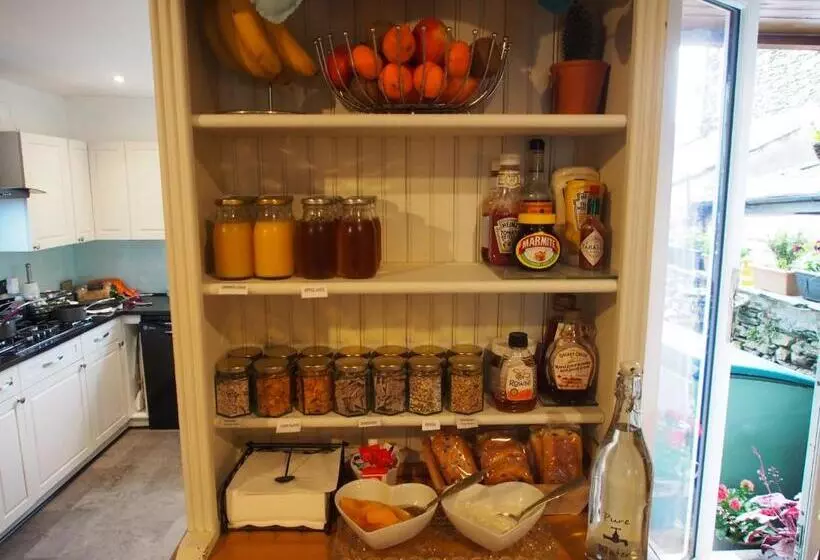 هتل Montfort Cottage Guest House