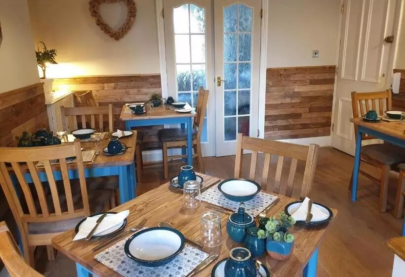 هتل Montfort Cottage Guest House