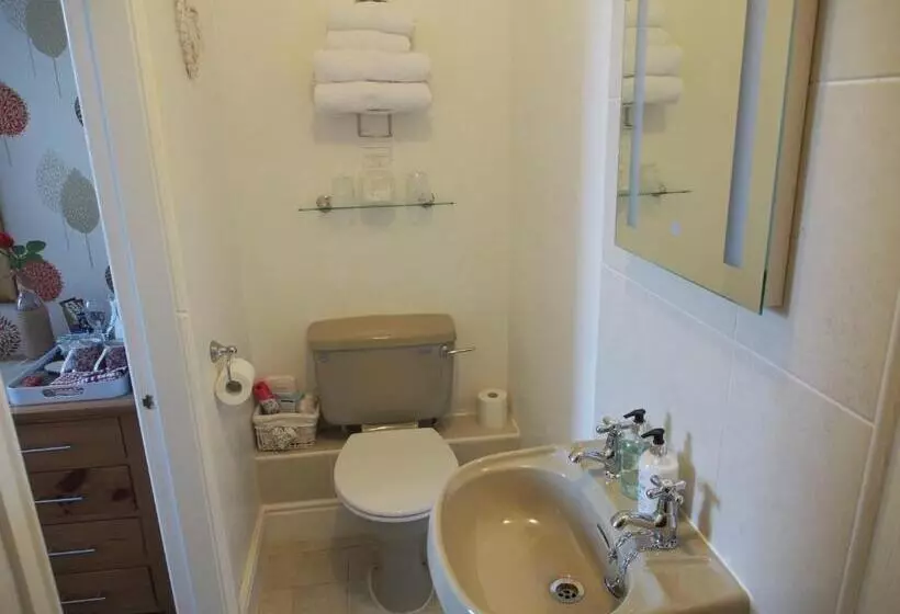 هتل Montfort Cottage Guest House