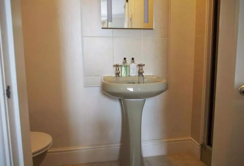 هتل Montfort Cottage Guest House