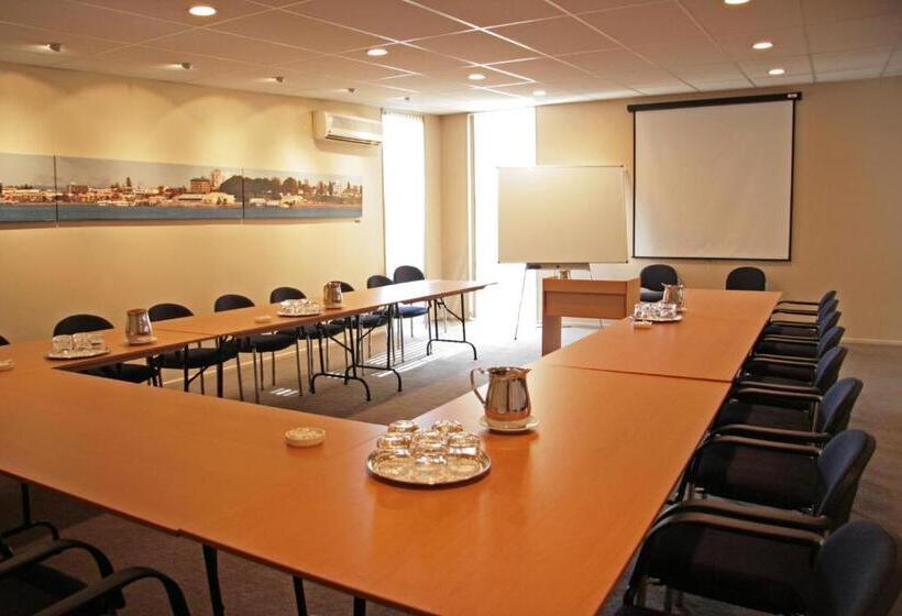 מוטל Harbour City Motor Inn & Conference