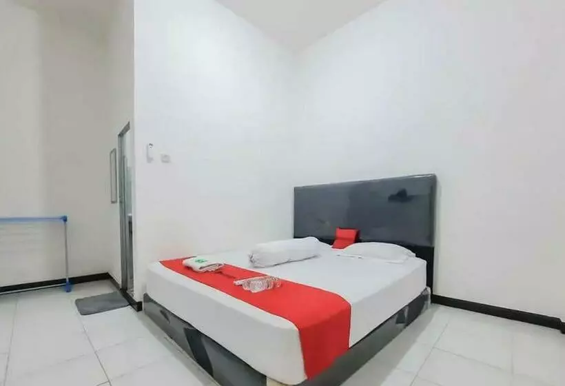 Hotelli Reddoorz At Permana Homestay Near Supadio Airport Pontianak