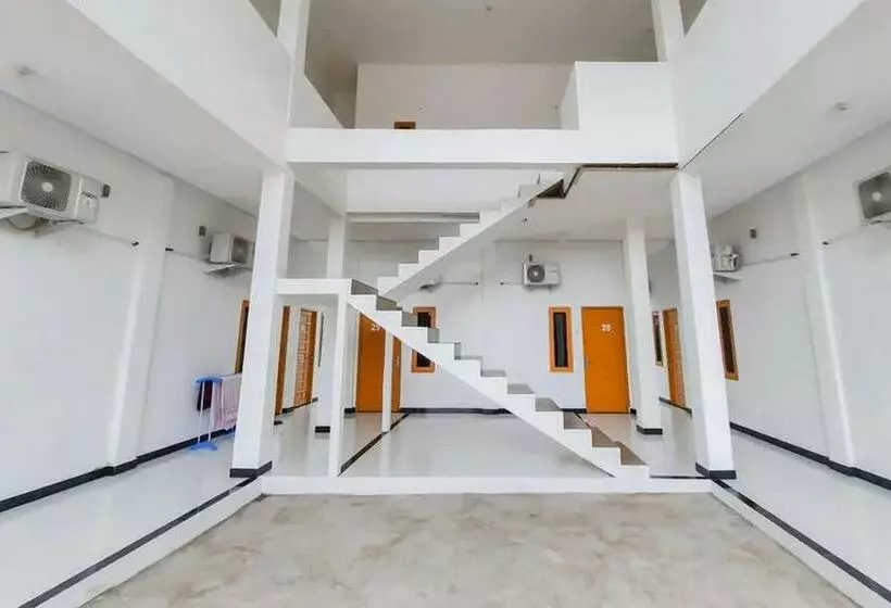 Hotelli Reddoorz At Permana Homestay Near Supadio Airport Pontianak