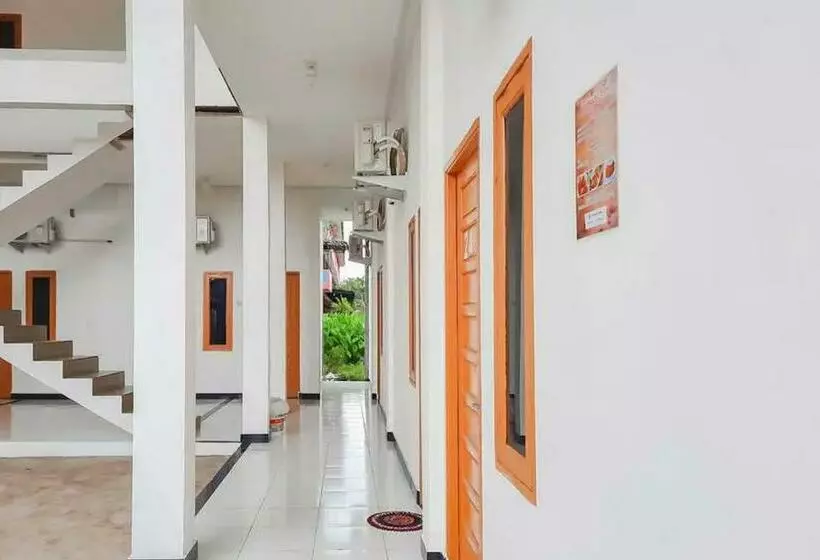 Hotelli Reddoorz At Permana Homestay Near Supadio Airport Pontianak
