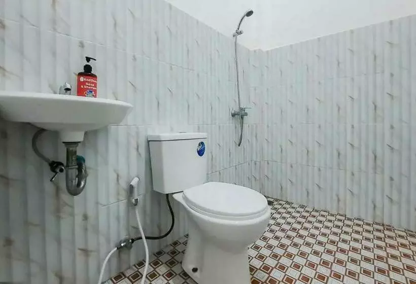 Hotelli Reddoorz At Permana Homestay Near Supadio Airport Pontianak