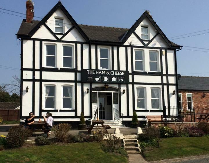 فندق صغير The Ham And Cheese