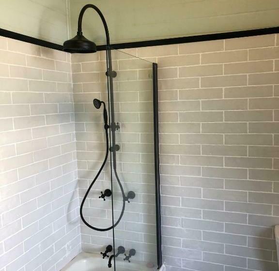 مبيت وإفطار Holed Up At The Bank