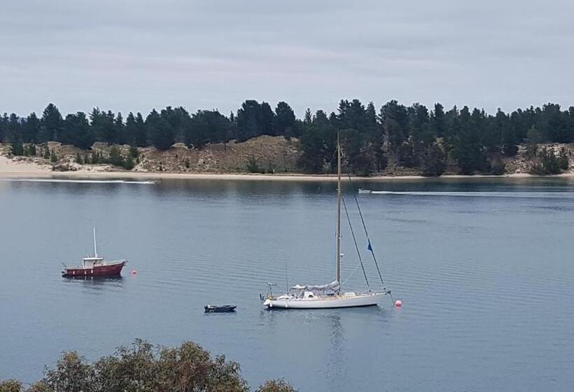 مبيت وإفطار Lewi Waters