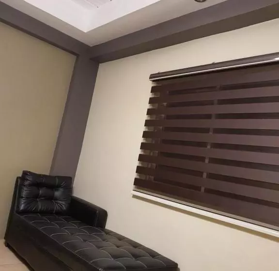 ホテル 2428 Suites