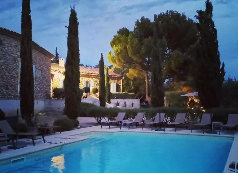 ペンション La Fontaine Au Loup