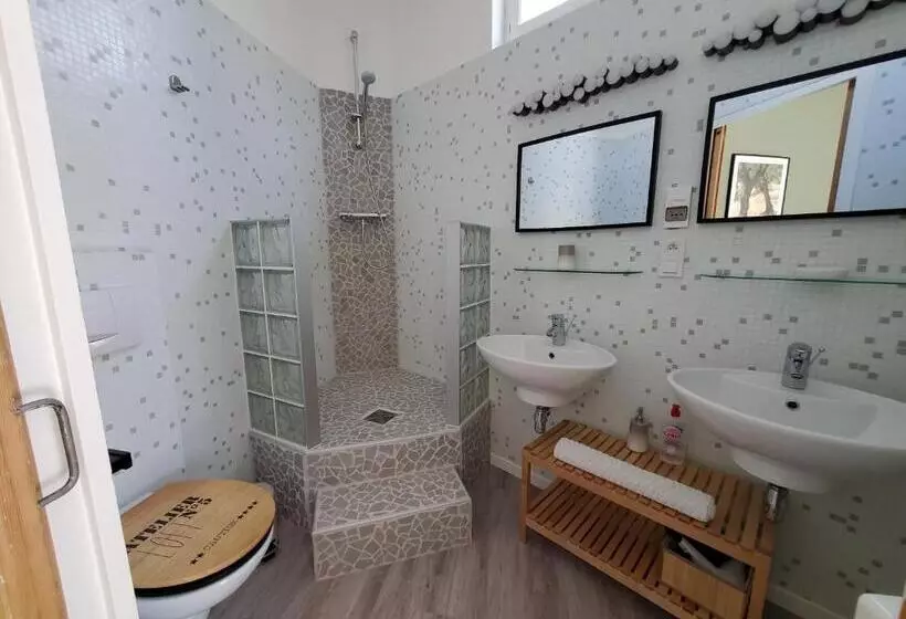 ペンション La Fontaine Au Loup