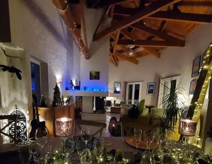 ペンション La Fontaine Au Loup