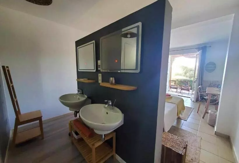 ペンション La Fontaine Au Loup