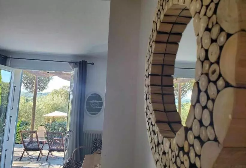 ペンション La Fontaine Au Loup