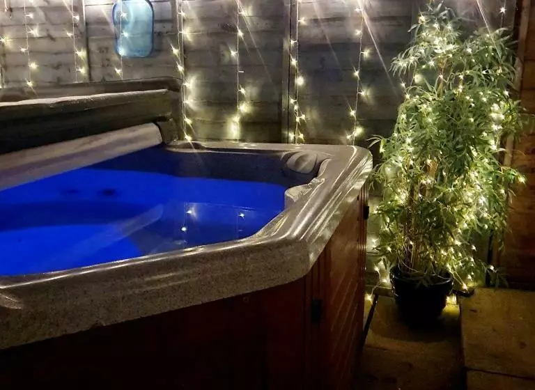 The Green Monkey Lux Suite At The Grumpy Schnauzer B&b Private Hot Tub, Gym, Breakfast, Stunning!