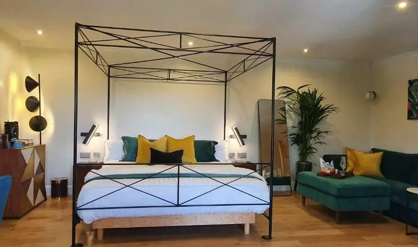 The Green Monkey Lux Suite At The Grumpy Schnauzer B&b Private Hot Tub, Gym, Breakfast, Stunning!