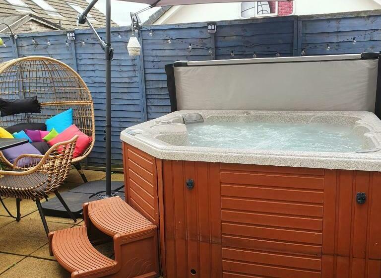 The Green Monkey Lux Suite At The Grumpy Schnauzer B&b Private Hot Tub, Gym, Breakfast, Stunning!