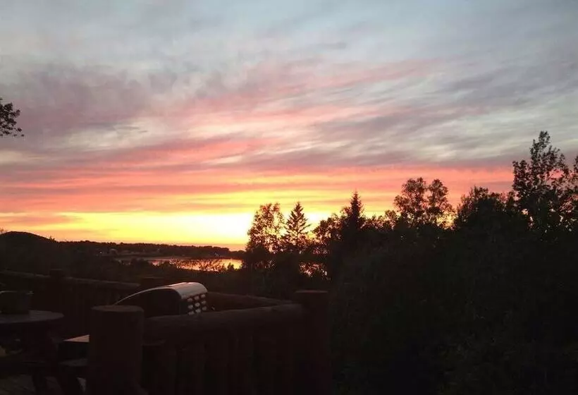 Hilltop Cabins And Motel