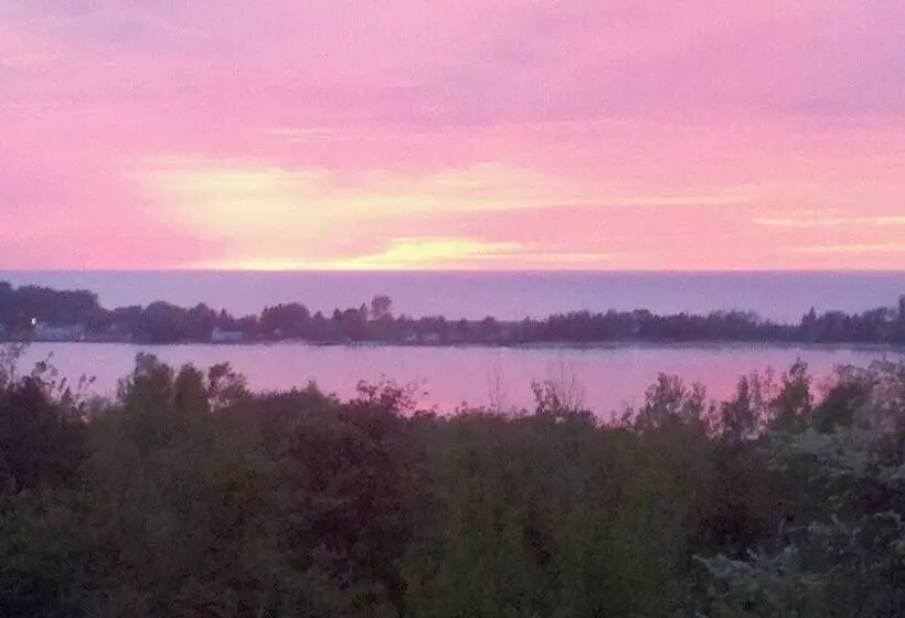 Hilltop Cabins And Motel