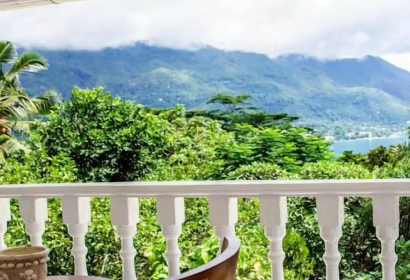 تختخواب و صبحانه Lemongrass Lodge