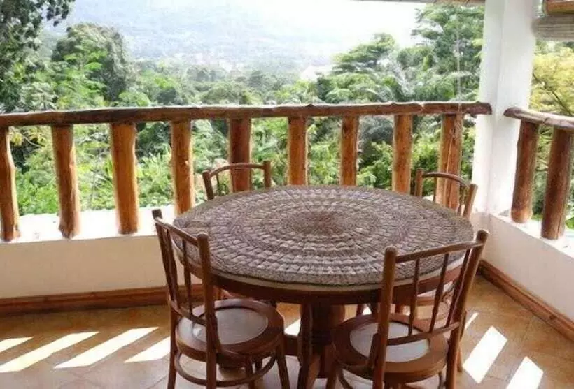 تختخواب و صبحانه Lemongrass Lodge