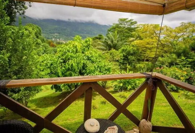 تختخواب و صبحانه Lemongrass Lodge