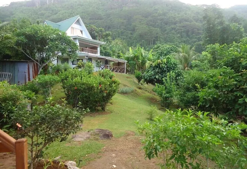 تختخواب و صبحانه Lemongrass Lodge