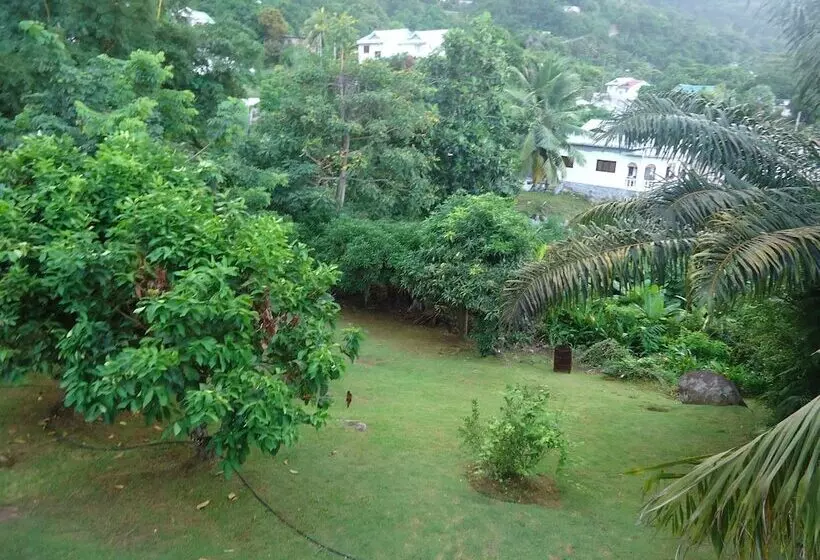 تختخواب و صبحانه Lemongrass Lodge