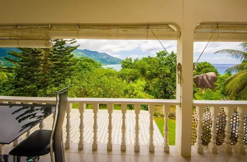 تختخواب و صبحانه Lemongrass Lodge