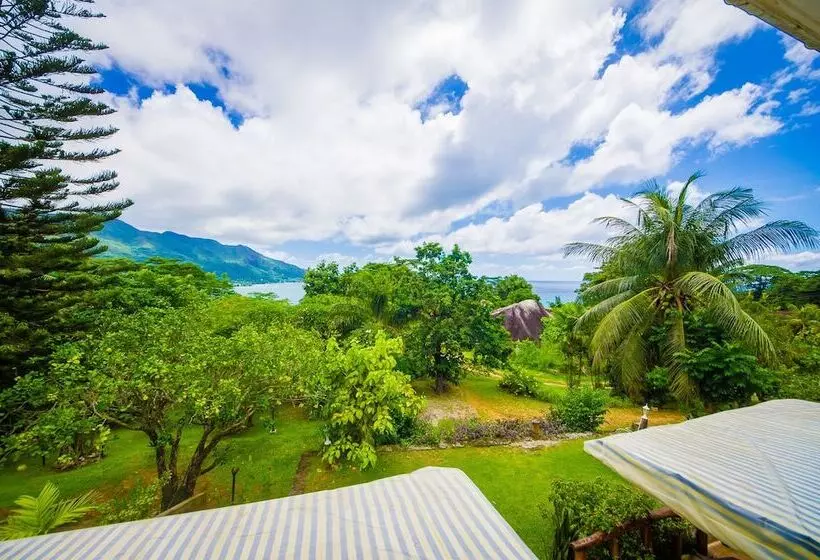 تختخواب و صبحانه Lemongrass Lodge