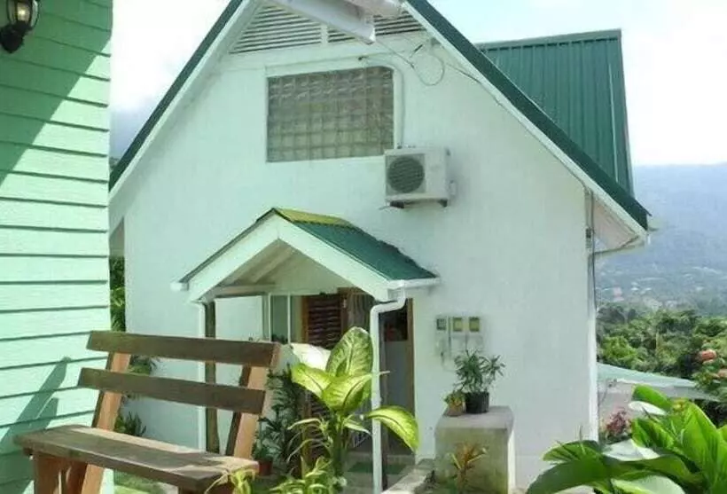 تختخواب و صبحانه Lemongrass Lodge