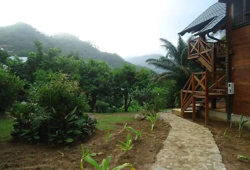 تختخواب و صبحانه Lemongrass Lodge