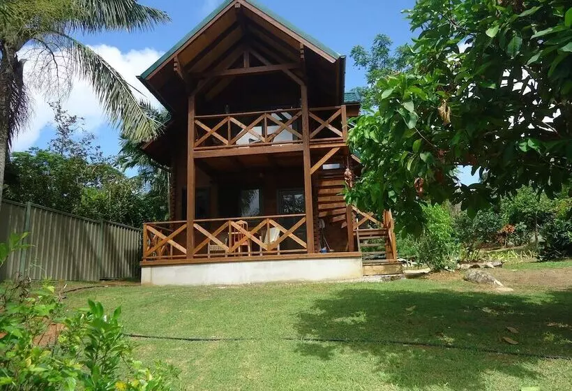 تختخواب و صبحانه Lemongrass Lodge